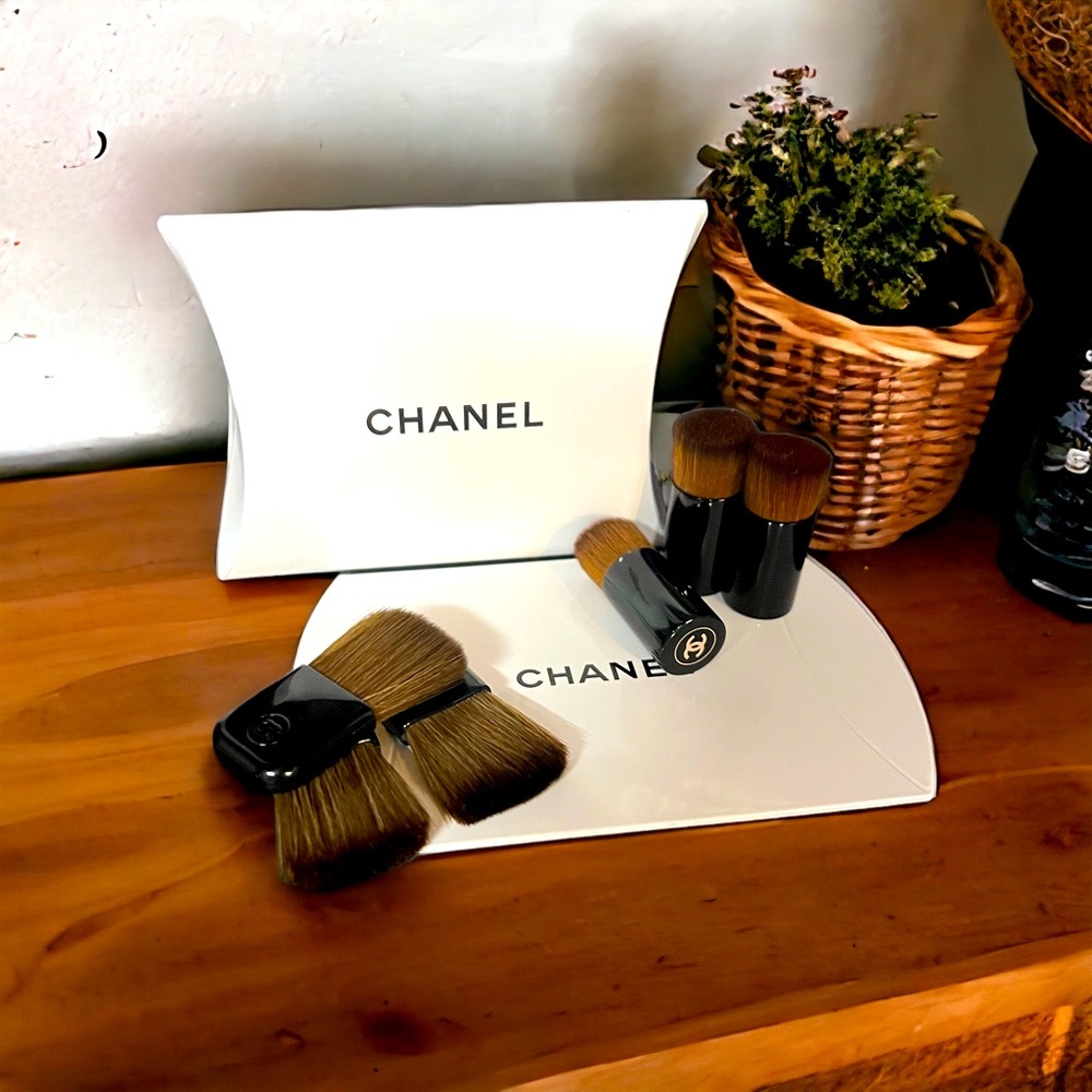 6 Mini Chanel brush